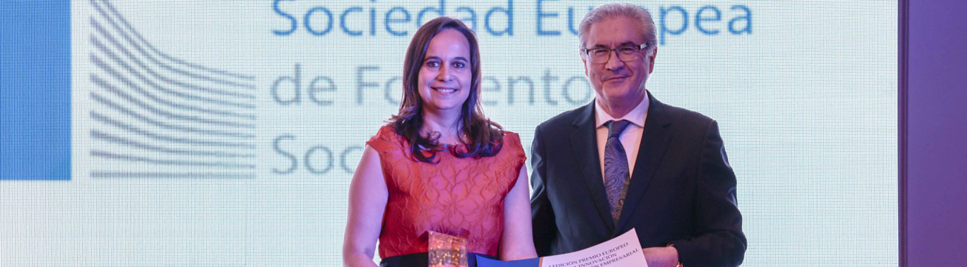 Ana Martins, directora general de Grünenthal Iberia, fue la encargada de recoger el Premio a la Innovación y Digitalización Empresarial a Grünenthal