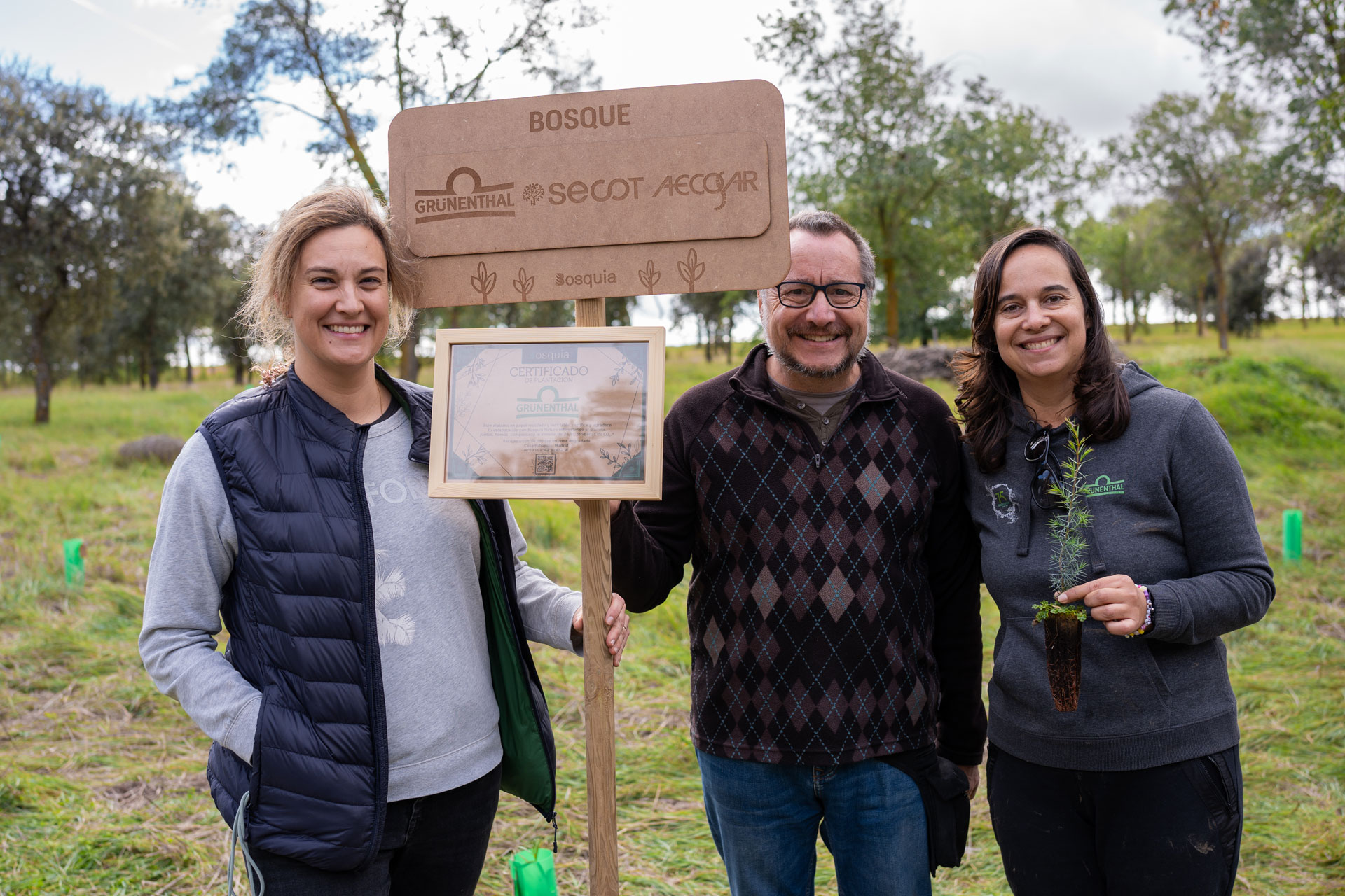 Grünenthal, SECOT, AECOSAR y OAFI se unen para reforestar una zona biodegradada de Madrid
